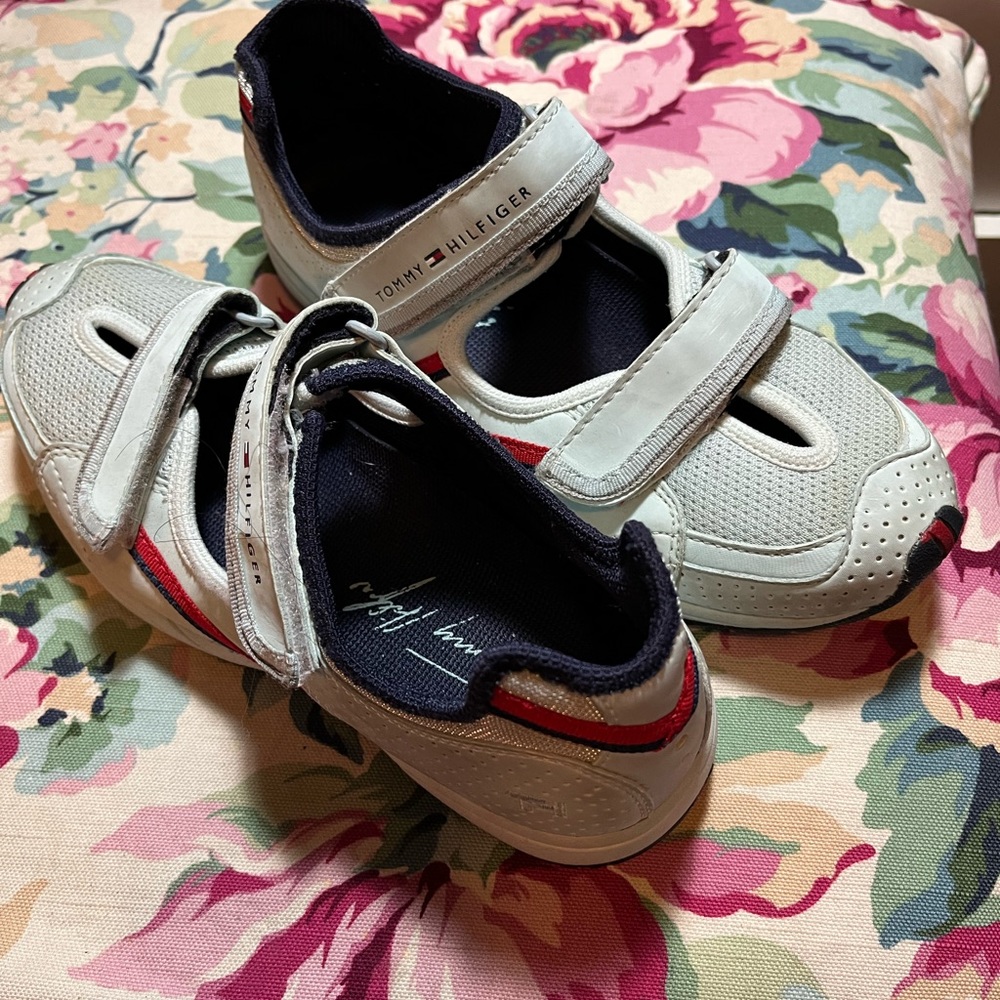 Tommy Hilfiger Grey Sneaker
Free: Brown peep- toe heels shoes - Picture 9 of 11
